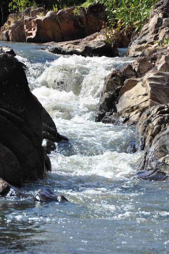 Rio encachoeirado no caminho para as ruínas mayas de Caracol, em Belize, quase na fronteira com a Guatemala